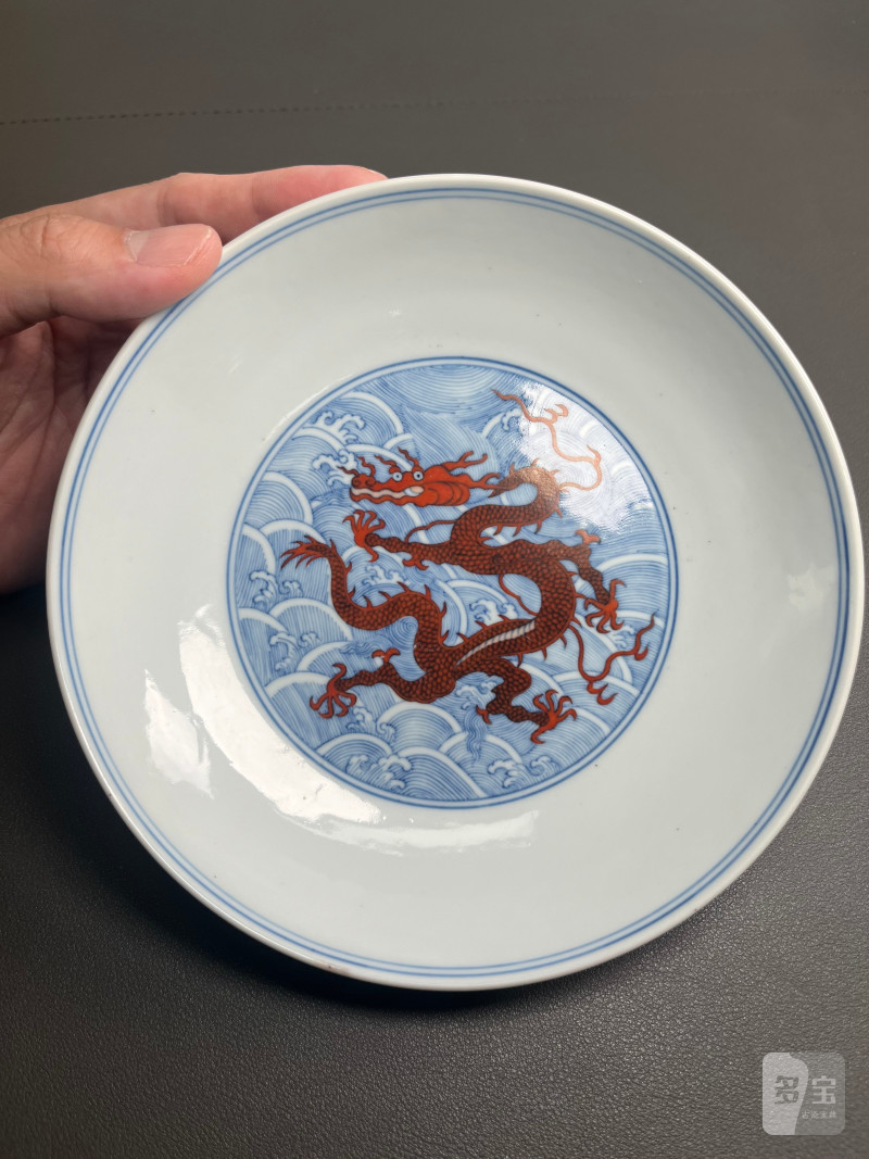 清乾隆  青花矾红九龙闹海图盘 - 图5